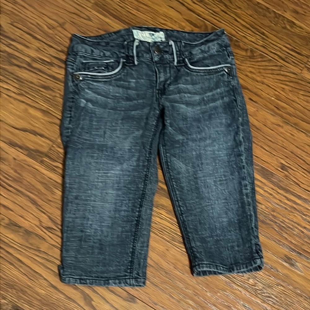 Cute bermuda shorts with ruffle back pockets